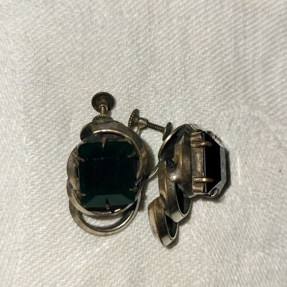 VINTAGE⚜️Emerald Colored Faceted Crystal Screw Clip Earrings - Picture 2 of 9
